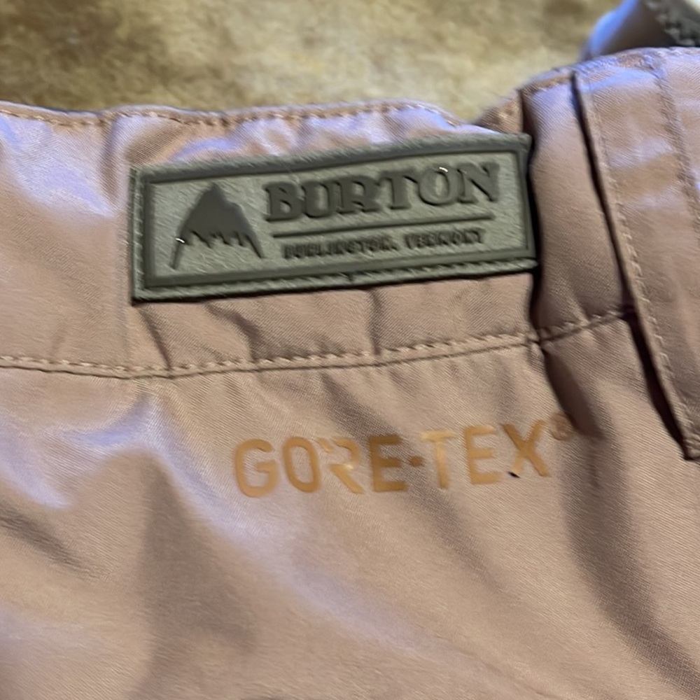 Women’s burton snowboard pants. Worn a handful of time. Great condition. - Picture 3 of 4